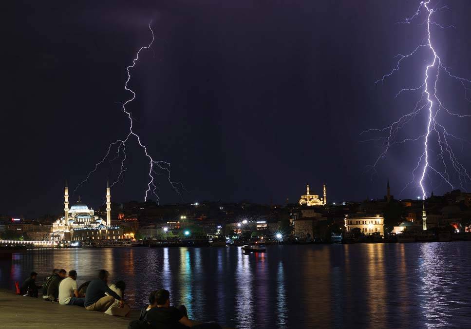 İstanbul'da şimşek resitali: Geceyi aydınlattılar 14
