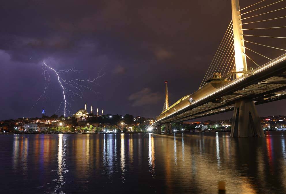 İstanbul'da şimşek resitali: Geceyi aydınlattılar 11