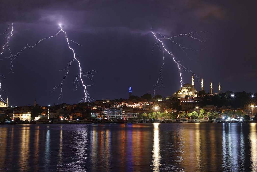 İstanbul'da şimşek resitali: Geceyi aydınlattılar 10