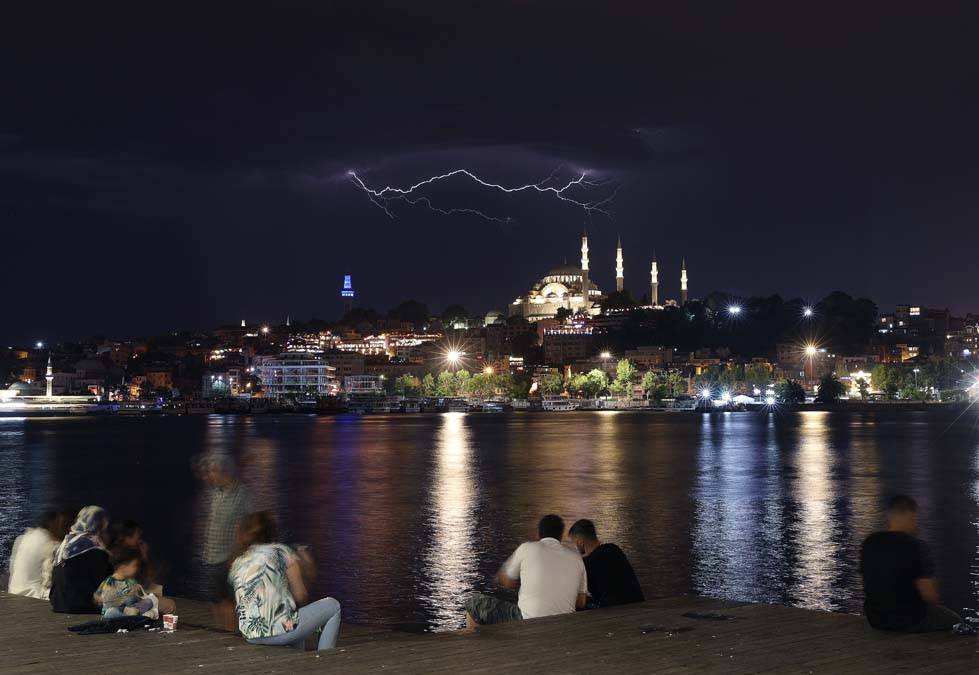 İstanbul'da şimşek resitali: Geceyi aydınlattılar 9