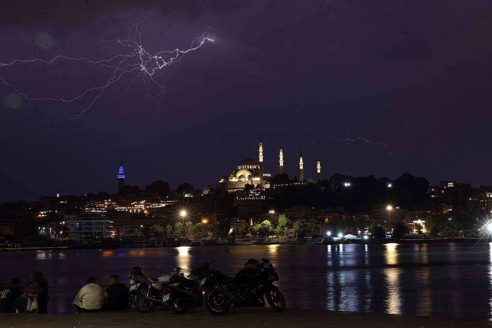 İstanbul'da şimşek resitali: Geceyi aydınlattılar 8