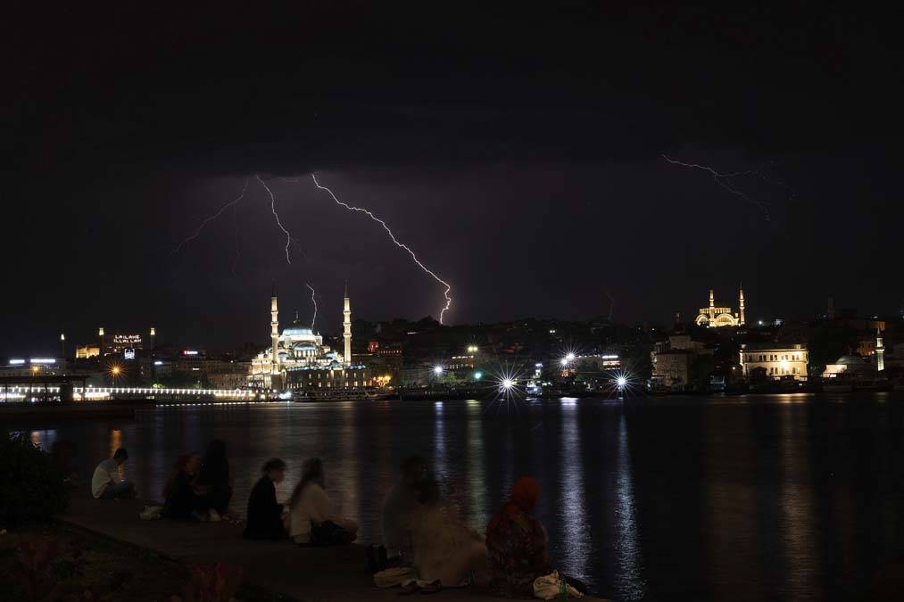 İstanbul'da şimşek resitali: Geceyi aydınlattılar 7