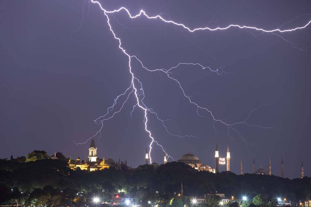 İstanbul'da şimşek resitali: Geceyi aydınlattılar 5