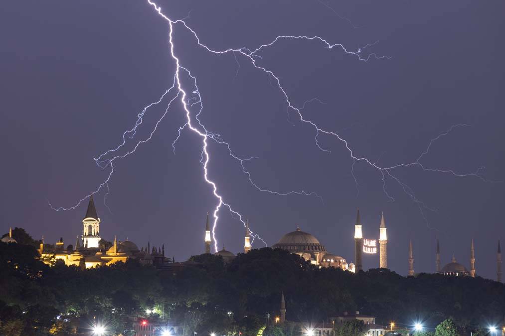 İstanbul'da şimşek resitali: Geceyi aydınlattılar 4