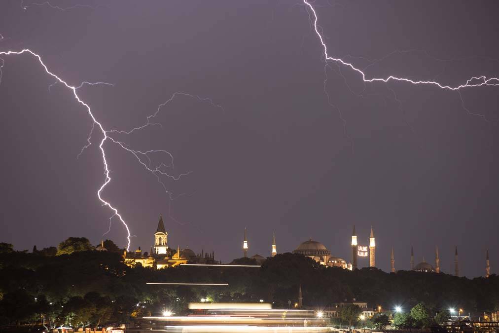 İstanbul'da şimşek resitali: Geceyi aydınlattılar 3