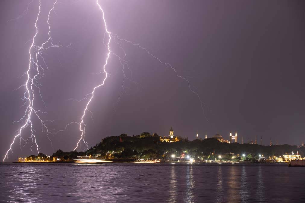 İstanbul'da şimşek resitali: Geceyi aydınlattılar 2