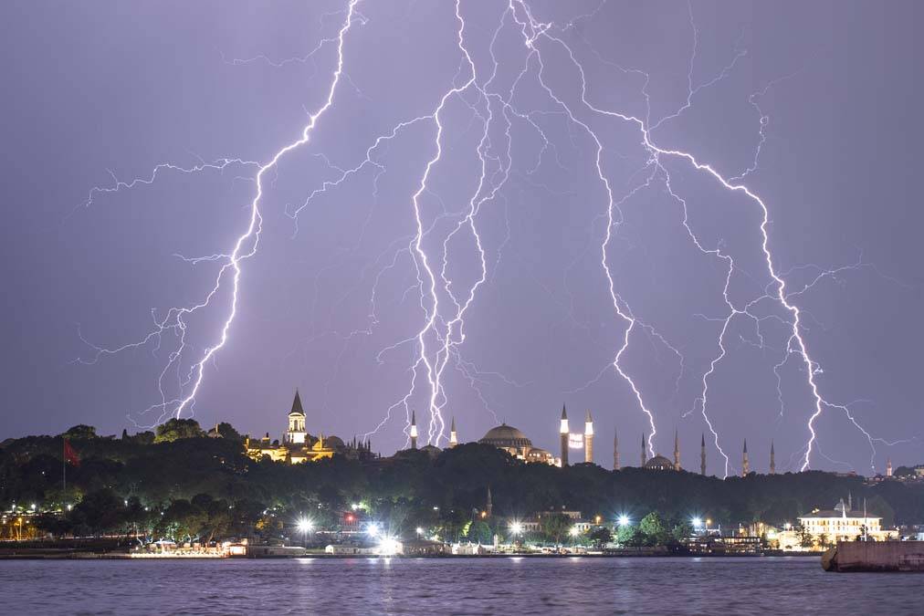 İstanbul'da şimşek resitali: Geceyi aydınlattılar 1