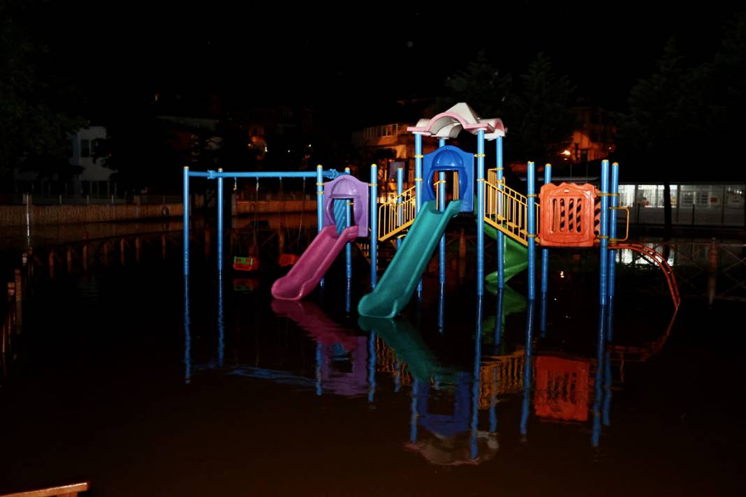 Selin vurduğu Düzce geceyi ayakta geçirdi: 'Ben böyle bir afet görmedim' 6