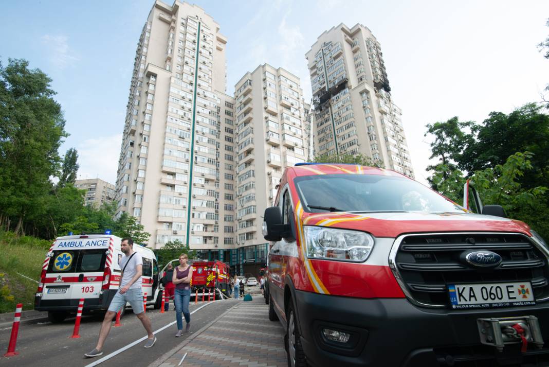 Gece boyu saldırı altındaydı: Kiev'de roketli saldırının izleri gün yüzüne çıktı 18