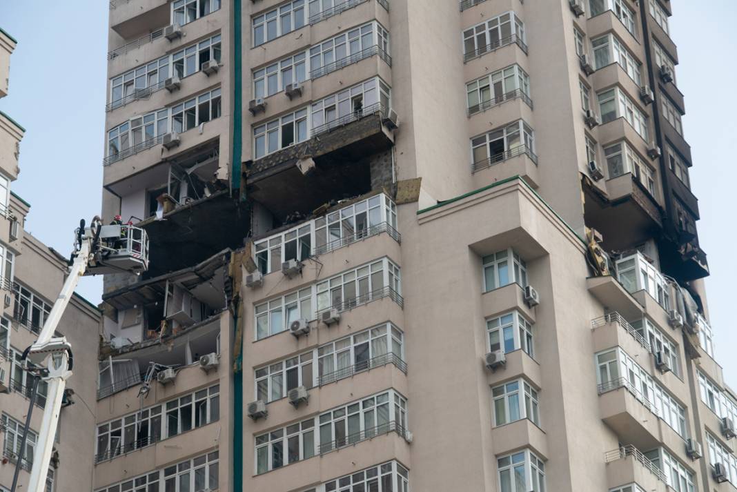 Gece boyu saldırı altındaydı: Kiev'de roketli saldırının izleri gün yüzüne çıktı 20