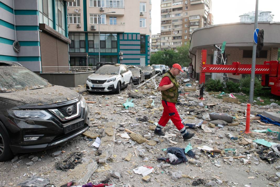 Gece boyu saldırı altındaydı: Kiev'de roketli saldırının izleri gün yüzüne çıktı 16