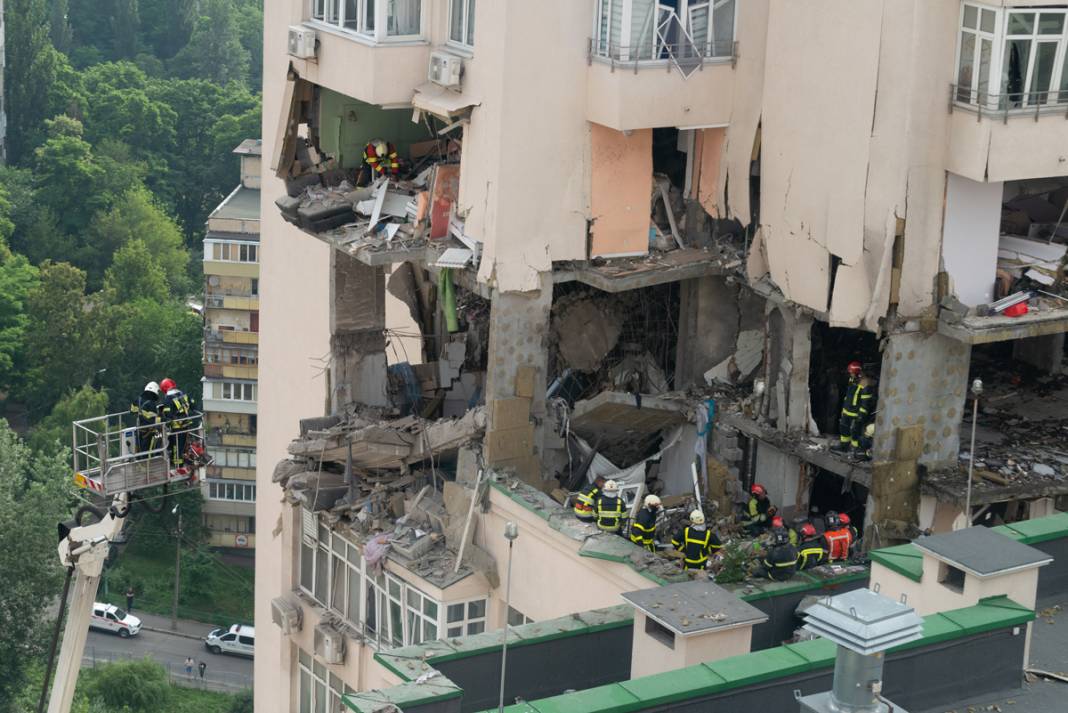Gece boyu saldırı altındaydı: Kiev'de roketli saldırının izleri gün yüzüne çıktı 19