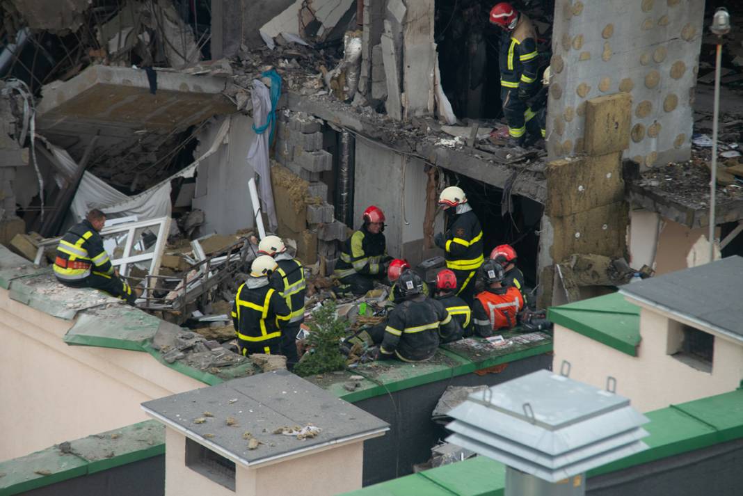 Gece boyu saldırı altındaydı: Kiev'de roketli saldırının izleri gün yüzüne çıktı 17