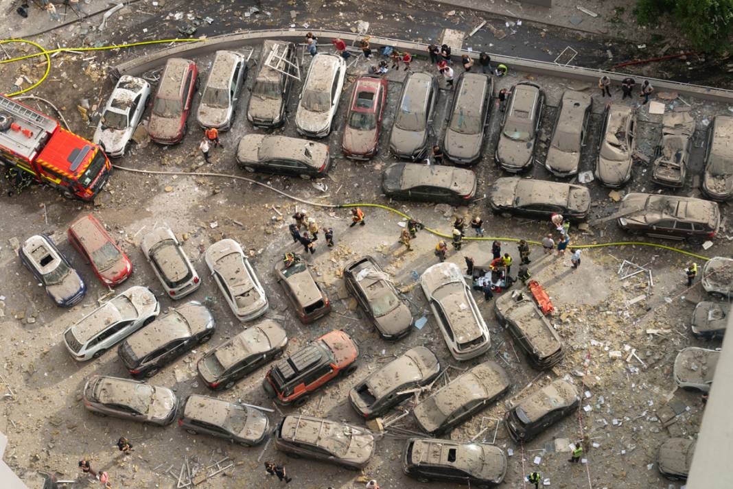Gece boyu saldırı altındaydı: Kiev'de roketli saldırının izleri gün yüzüne çıktı 15
