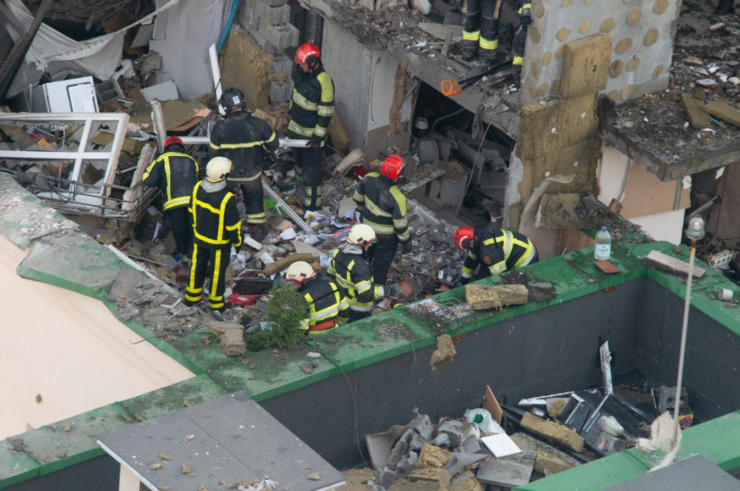Gece boyu saldırı altındaydı: Kiev'de roketli saldırının izleri gün yüzüne çıktı 14