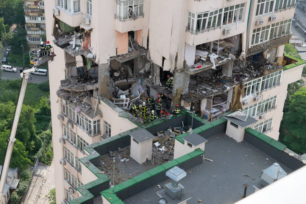 Gece boyu saldırı altındaydı: Kiev'de roketli saldırının izleri gün yüzüne çıktı 12