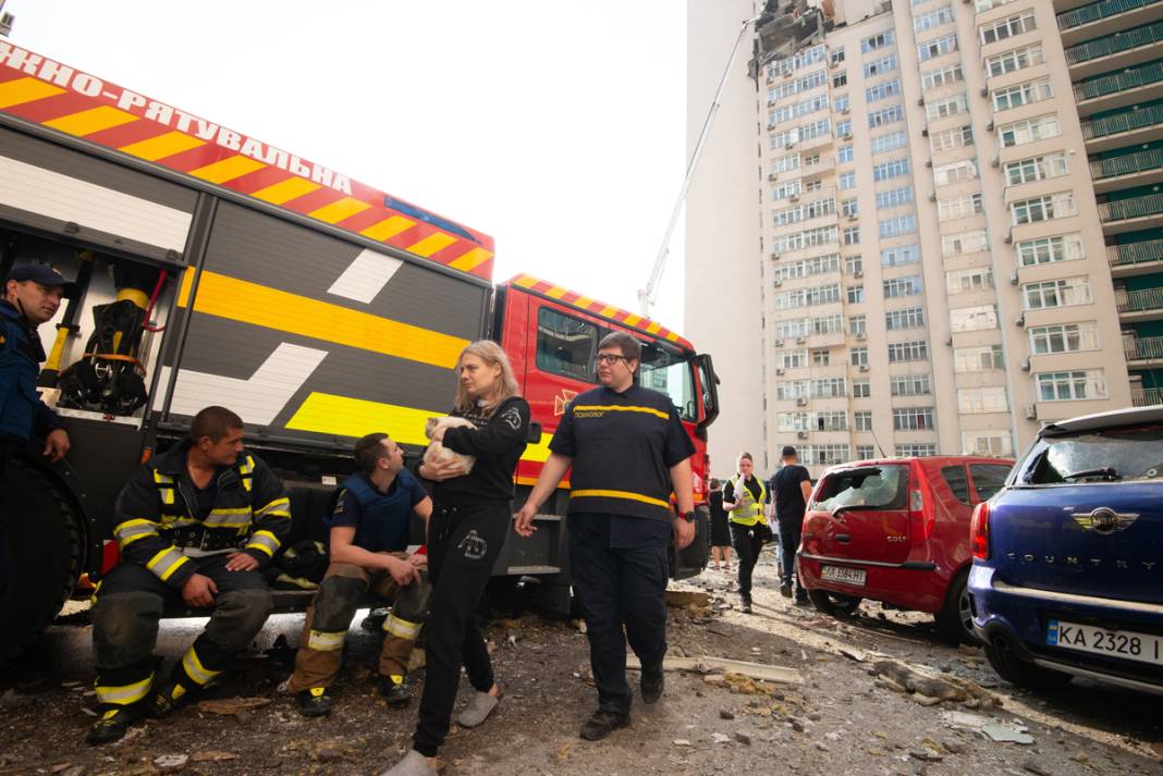 Gece boyu saldırı altındaydı: Kiev'de roketli saldırının izleri gün yüzüne çıktı 13