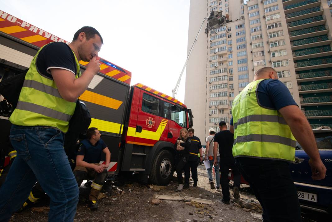 Gece boyu saldırı altındaydı: Kiev'de roketli saldırının izleri gün yüzüne çıktı 10