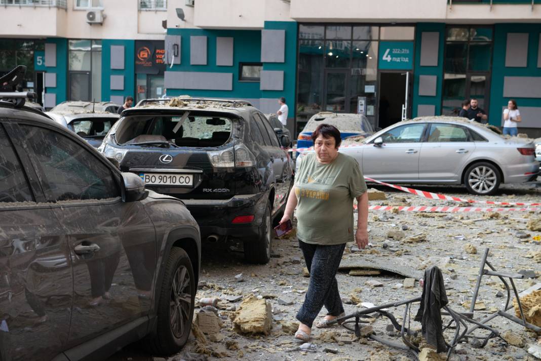 Gece boyu saldırı altındaydı: Kiev'de roketli saldırının izleri gün yüzüne çıktı 7