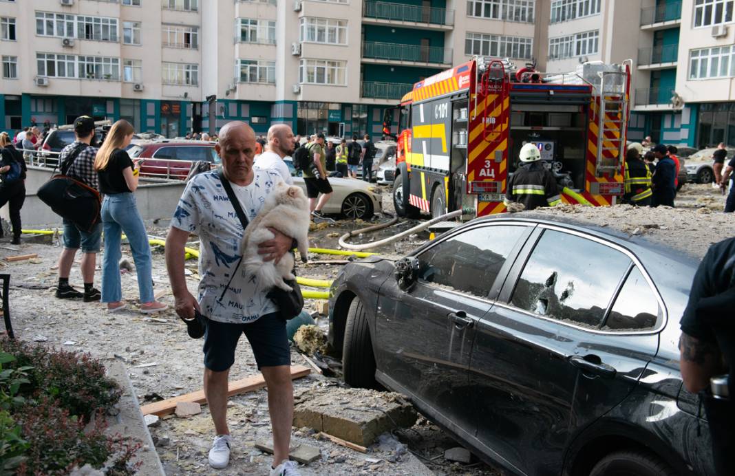 Gece boyu saldırı altındaydı: Kiev'de roketli saldırının izleri gün yüzüne çıktı 6