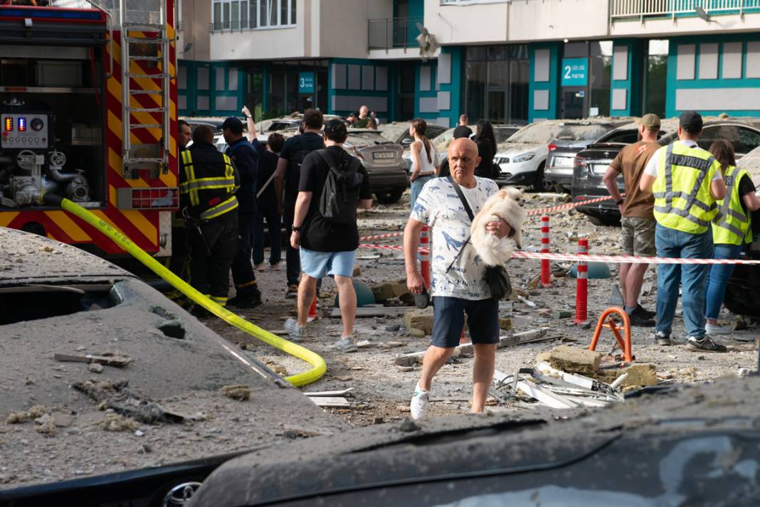 Gece boyu saldırı altındaydı: Kiev'de roketli saldırının izleri gün yüzüne çıktı 4