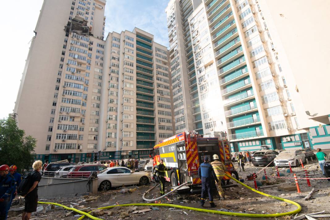 Gece boyu saldırı altındaydı: Kiev'de roketli saldırının izleri gün yüzüne çıktı 3