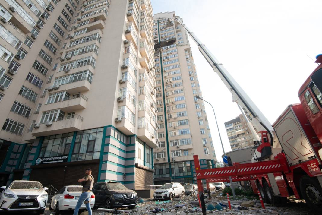 Gece boyu saldırı altındaydı: Kiev'de roketli saldırının izleri gün yüzüne çıktı 1