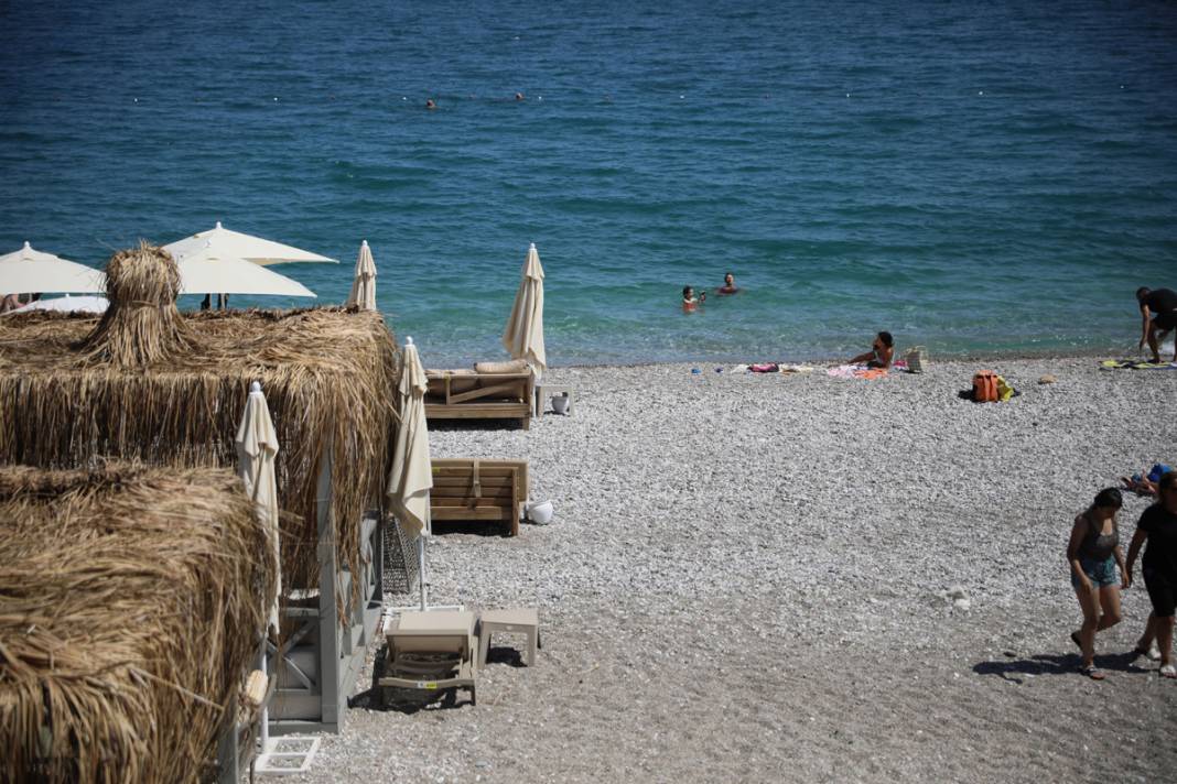 Antalya'da plaj keyfi cep yakıyor: Bir aylık loca, bir yıllık ev kirasına denk 4