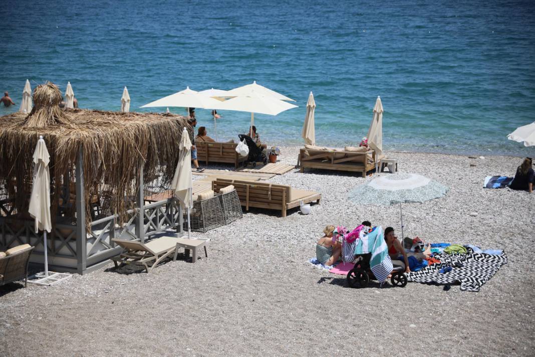Antalya'da plaj keyfi cep yakıyor: Bir aylık loca, bir yıllık ev kirasına denk 3