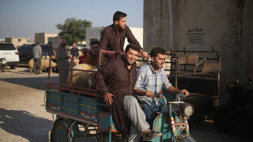 Sabahın ilk ışıklarında camiler doldu! Dünyanın dört bir yanından bayram kareleri... 10