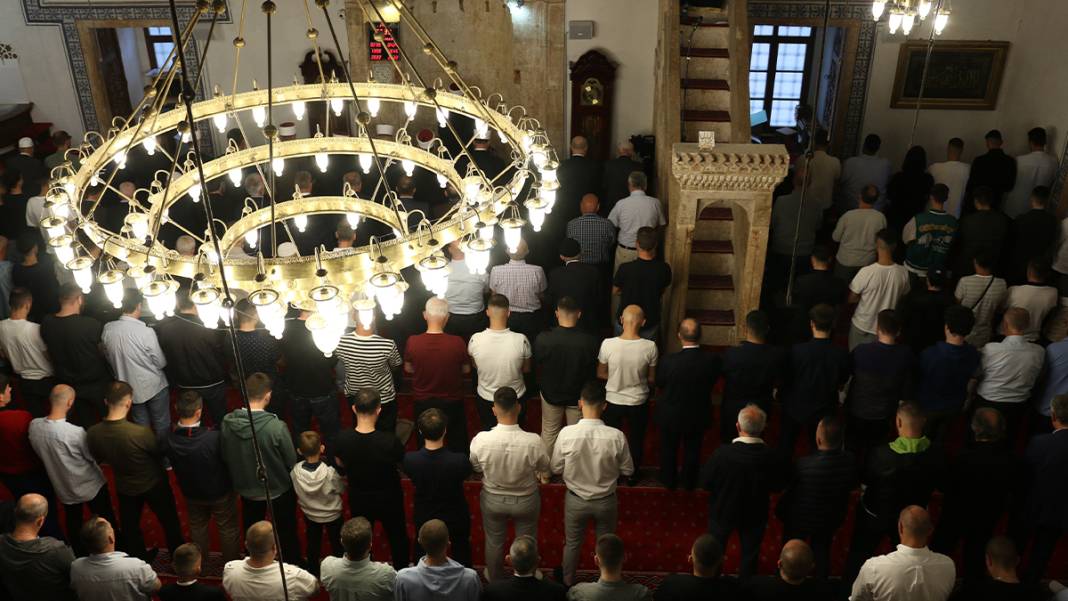 Sabahın ilk ışıklarında camiler doldu! Dünyanın dört bir yanından bayram kareleri... 5