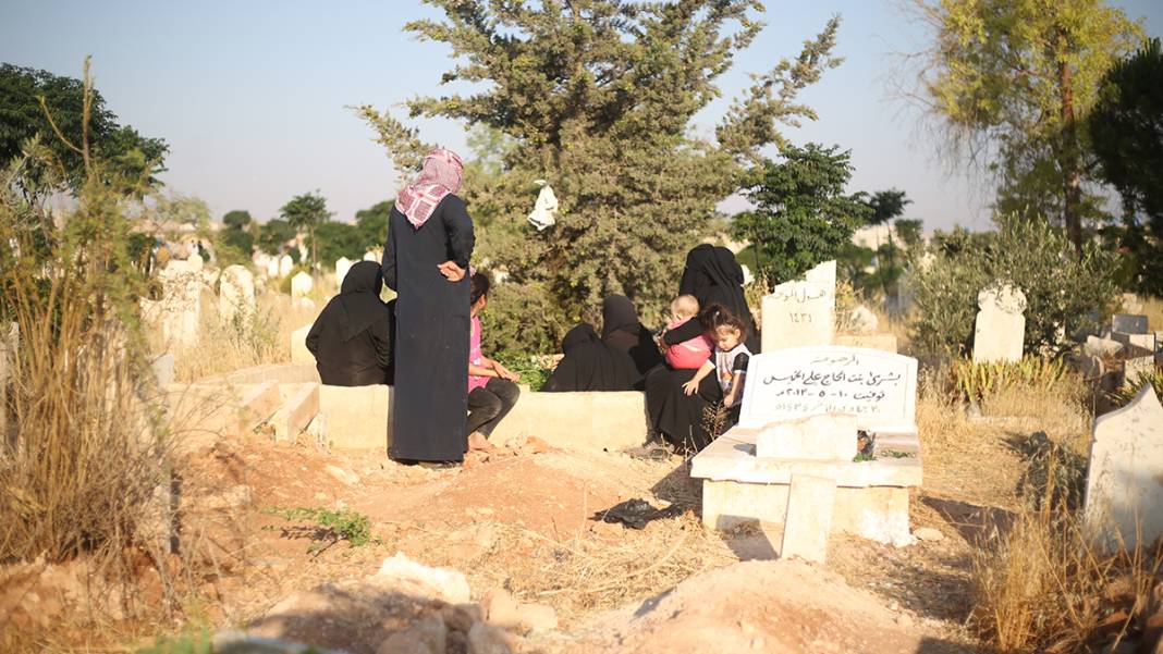 Sabahın ilk ışıklarında camiler doldu! Dünyanın dört bir yanından bayram kareleri... 7