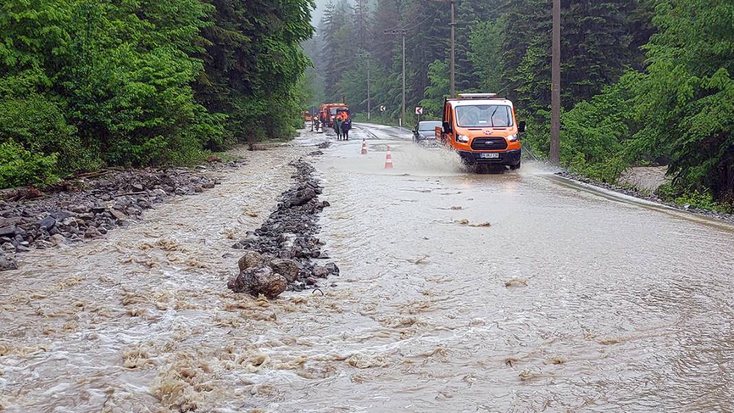 Bolu'da şiddetli sağanak: Yollar çöktü, piknik alanlarını sel bastı 3