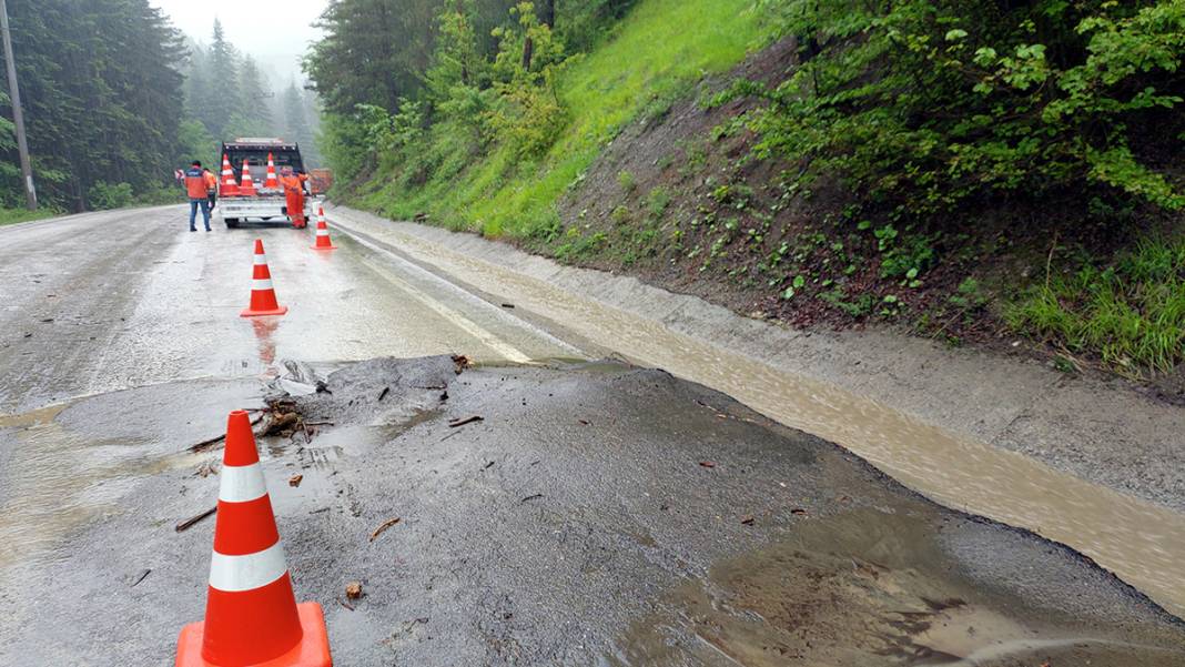 Bolu'da şiddetli sağanak: Yollar çöktü, piknik alanlarını sel bastı 4