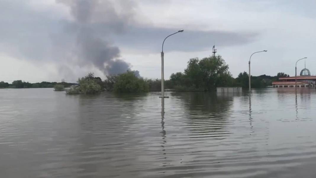 Ukrayna'da barajın vurulmasıyla Herson sular altında kaldı 4