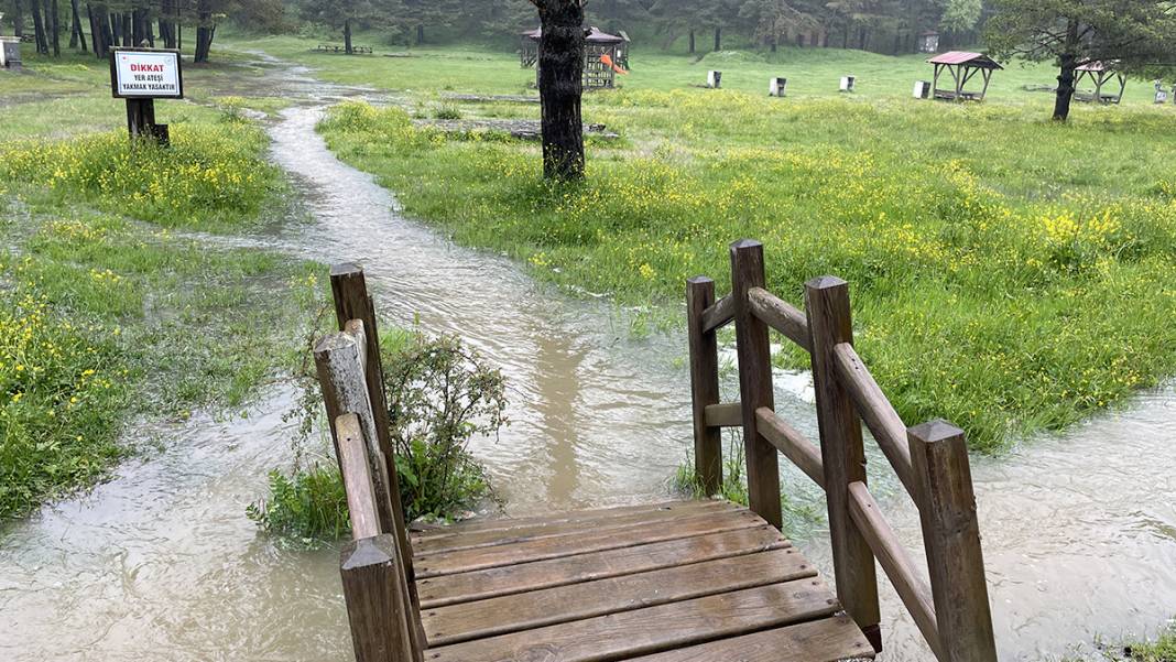 Bolu'da şiddetli sağanak: Yollar çöktü, piknik alanlarını sel bastı 5