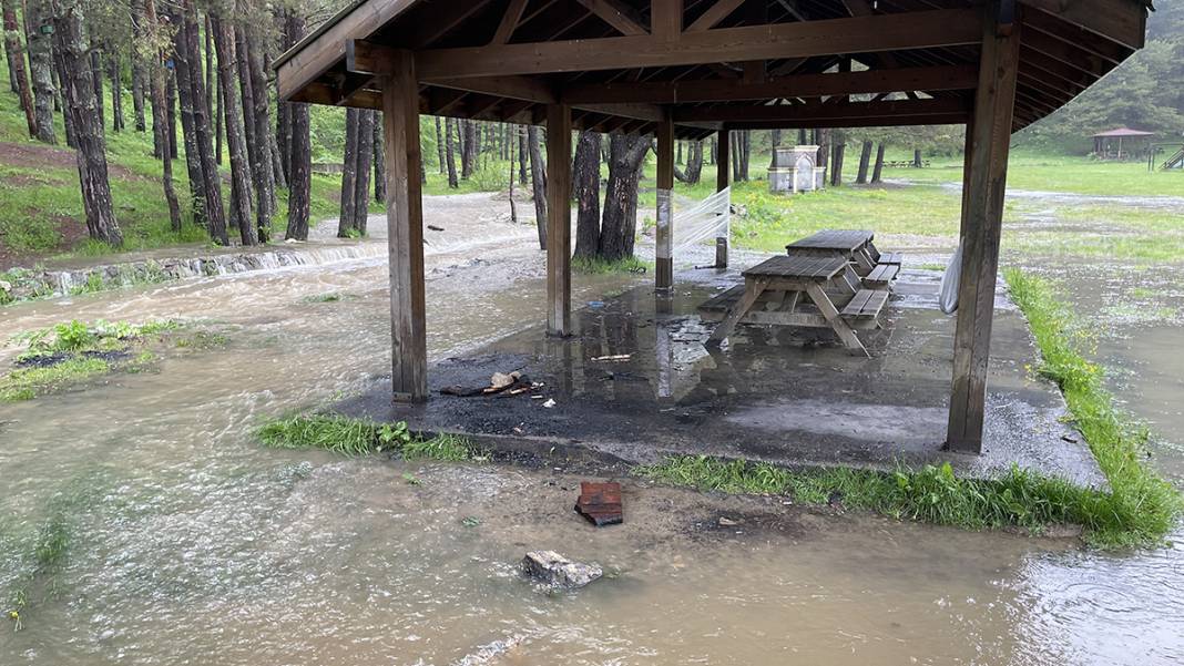 Bolu'da şiddetli sağanak: Yollar çöktü, piknik alanlarını sel bastı 6