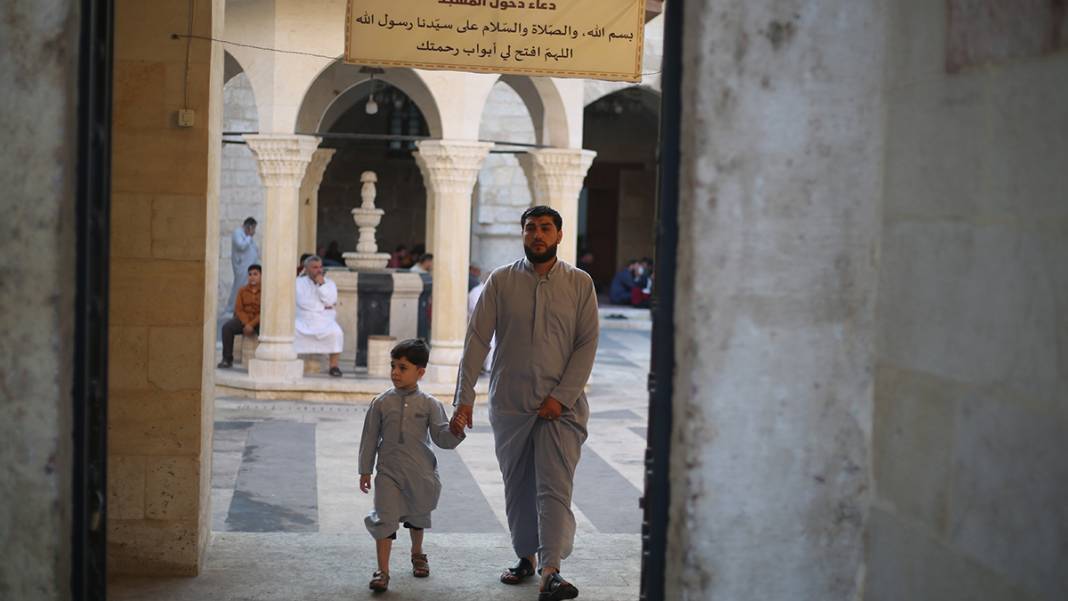 Sabahın ilk ışıklarında camiler doldu! Dünyanın dört bir yanından bayram kareleri... 9