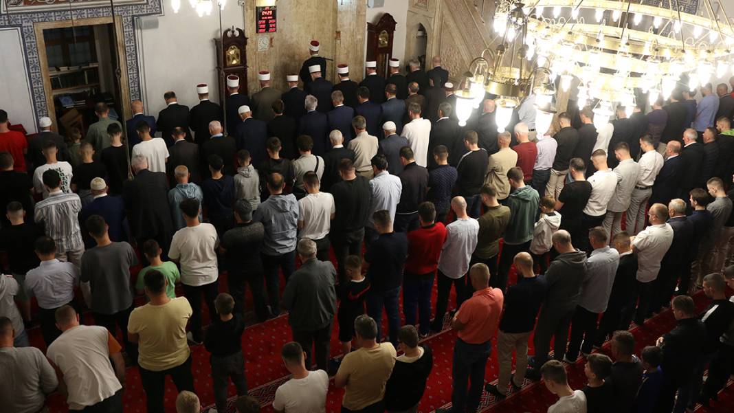 Sabahın ilk ışıklarında camiler doldu! Dünyanın dört bir yanından bayram kareleri... 6