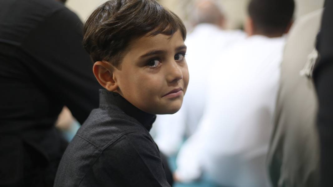 Sabahın ilk ışıklarında camiler doldu! Dünyanın dört bir yanından bayram kareleri... 8