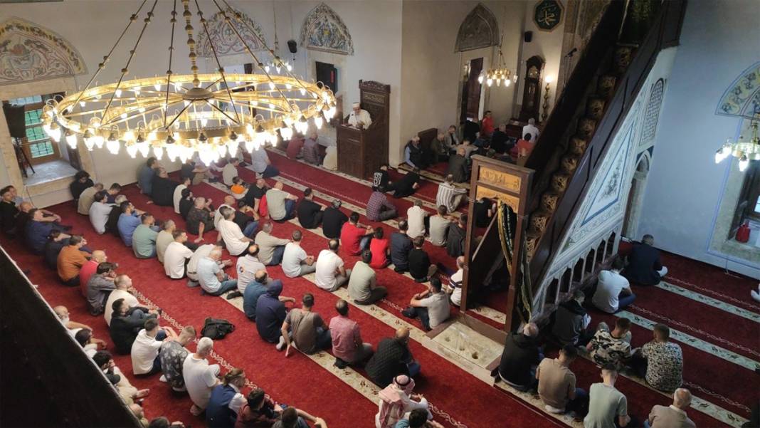 Sabahın ilk ışıklarında camiler doldu! Dünyanın dört bir yanından bayram kareleri... 2