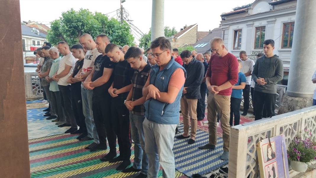 Sabahın ilk ışıklarında camiler doldu! Dünyanın dört bir yanından bayram kareleri... 1