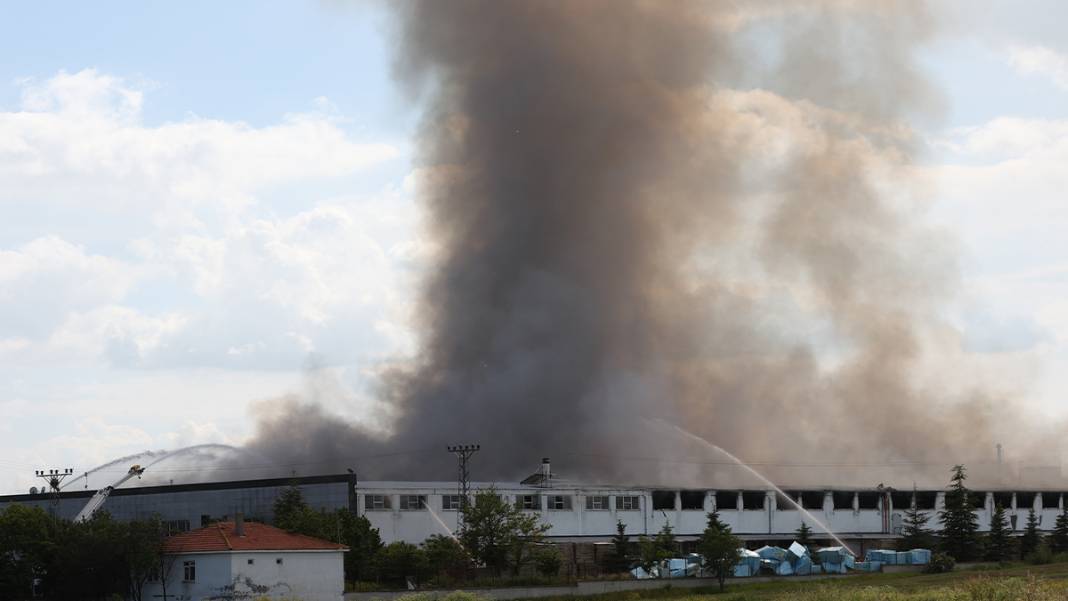 Ankara'da büyük yangın: Mobilya fabrikası alevlere teslim 7