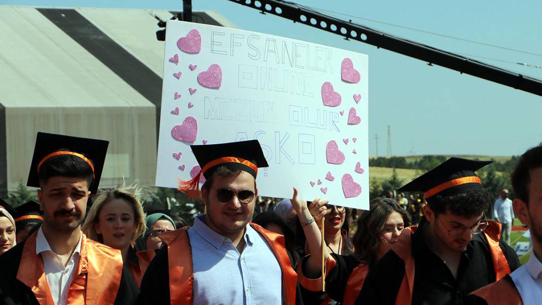 Mezuniyet töreninde depremde ölen arkadaşlarını unutmadılar 5