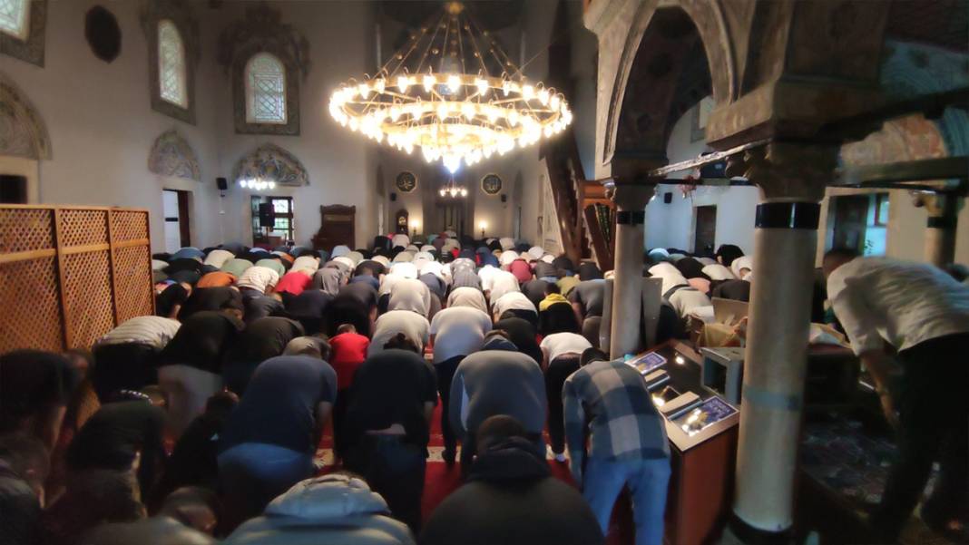 Sabahın ilk ışıklarında camiler doldu! Dünyanın dört bir yanından bayram kareleri... 4