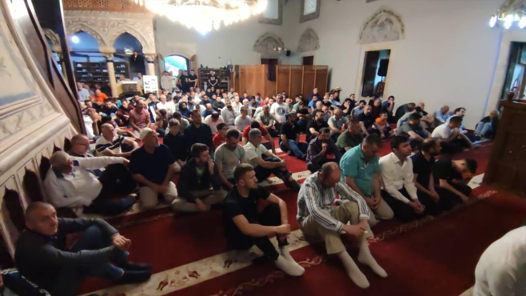 Sabahın ilk ışıklarında camiler doldu! Dünyanın dört bir yanından bayram kareleri... 3