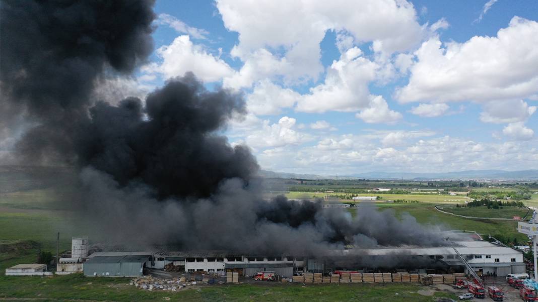 Ankara'da büyük yangın: Mobilya fabrikası alevlere teslim 6