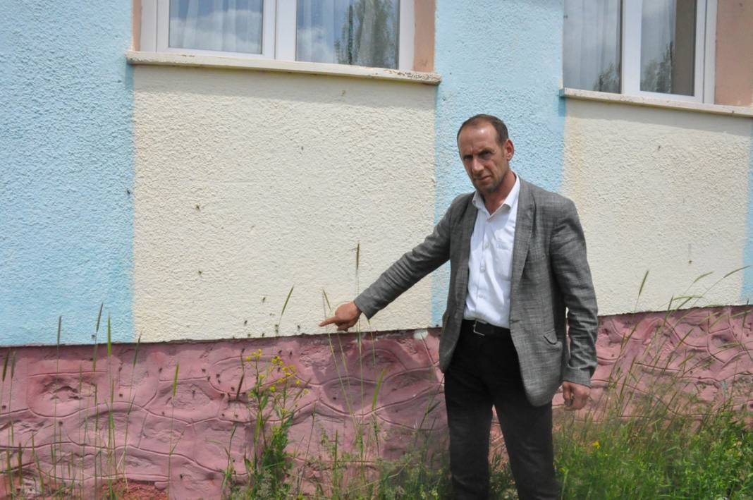 Bu köyde yaşayanlar ne kapı ne de pencere açabiliyor! 12