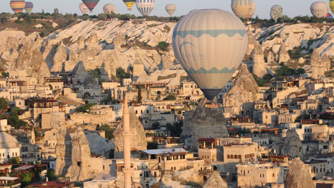 Yabancılar biniyor Türkler izliyor! Kapadokya'da bir saatlik balon turu 100 euro 1