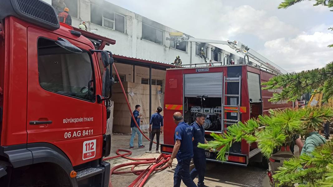 Ankara'da büyük yangın: Mobilya fabrikası alevlere teslim 5